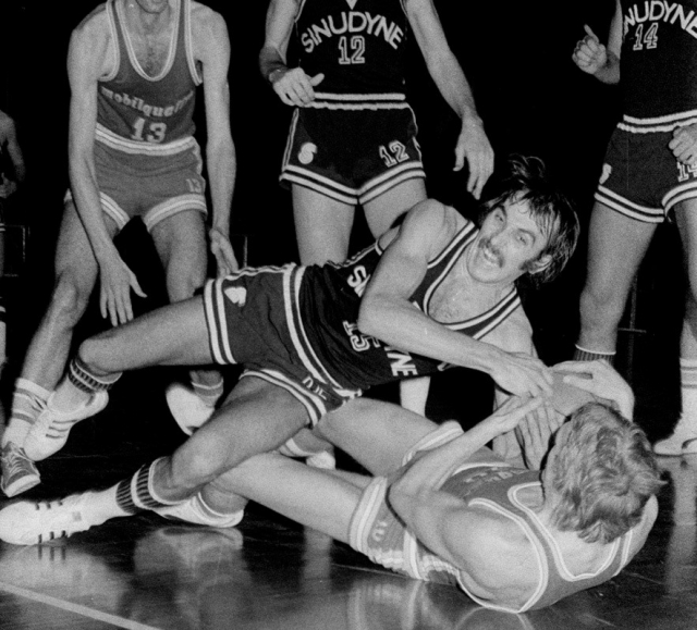 Gianni Bertolotti su una palla vagante in un match contro la Mobilquattro